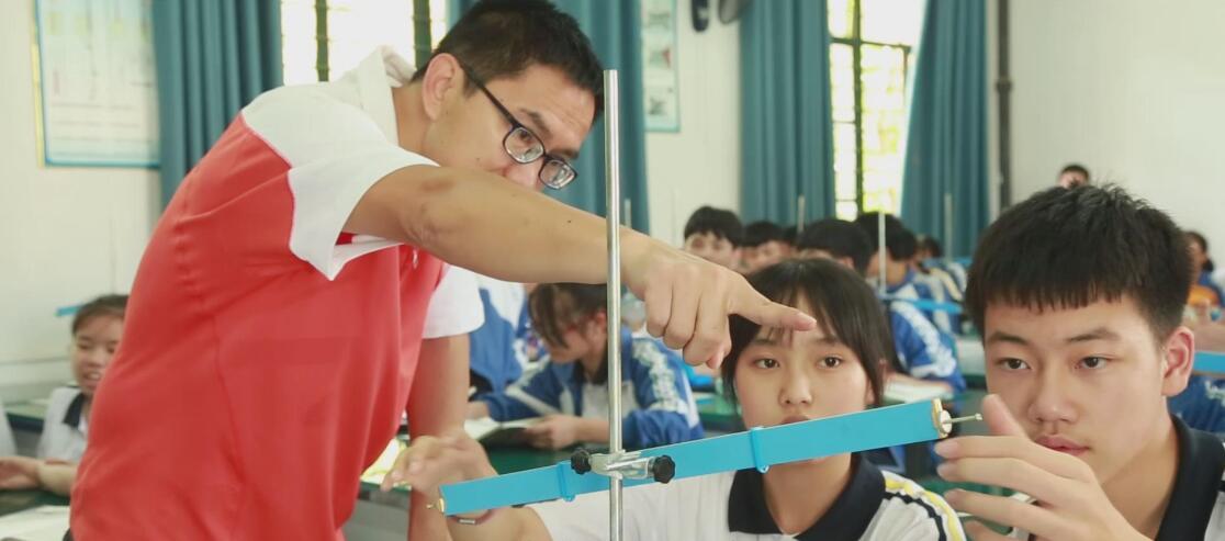 张韧老师指导学生进行物理实验