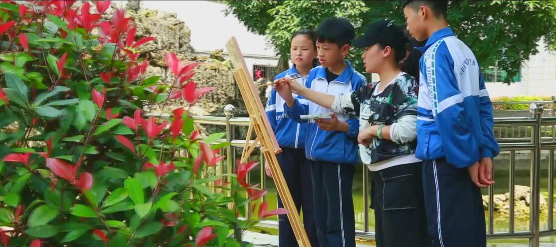 田洁芝老师指导学生现场绘画